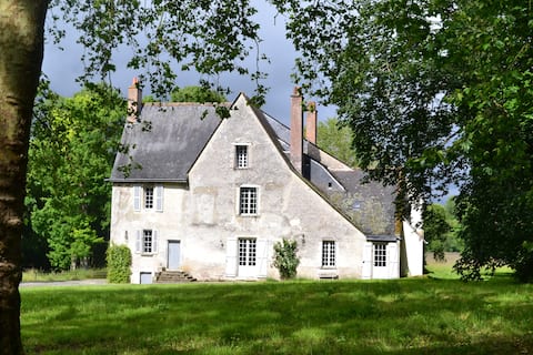 Manor with pool 15km from Tours