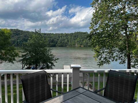 Waterfront Claytor Lake Charming Cottage
