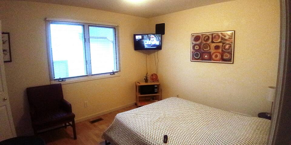 Bedroom and private bath + SmartTV in Boulder