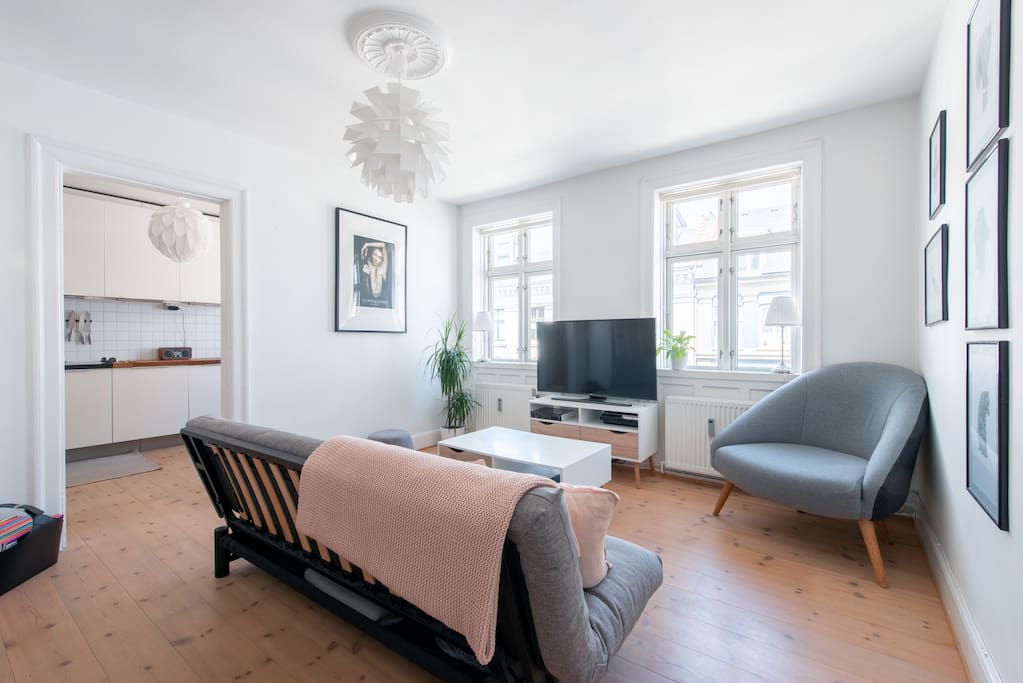 Living room with sleeping couch (120x220 cm) and 48" Smart-TV.