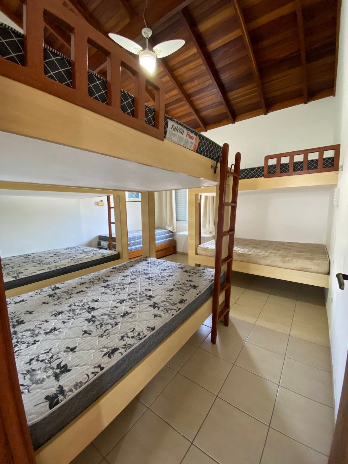  Spálňa 9 (na poschodí) - táto izba má 3 poschodové postele s manželskou posteľou a 1 samostatnú posteľ. Má klimatizáciu a stropné ventilátory.