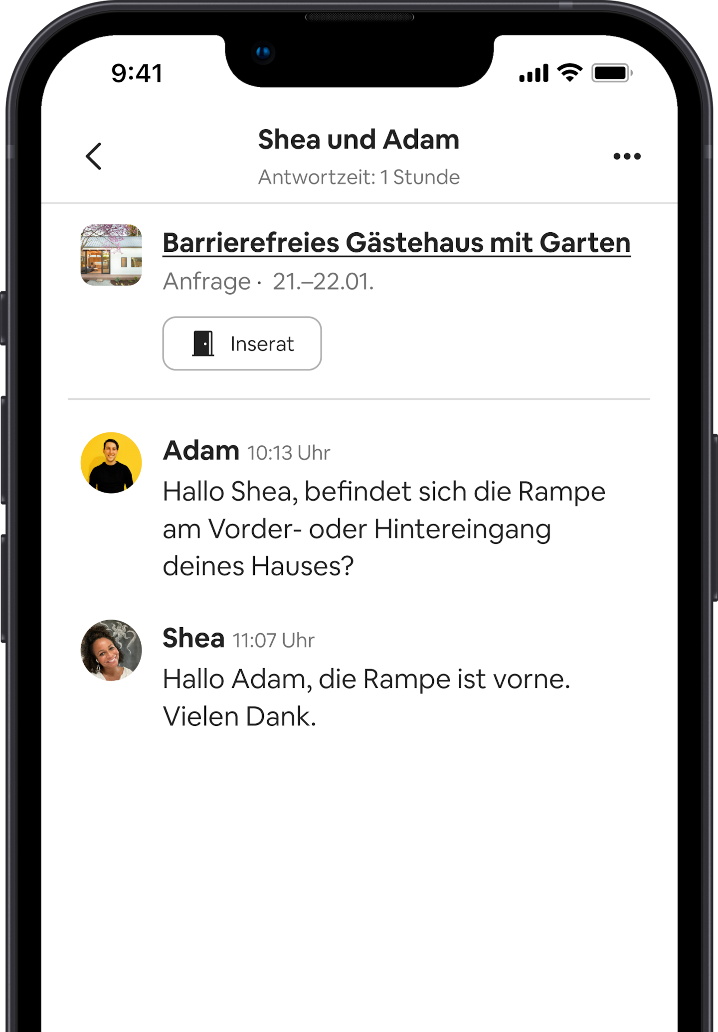 Auf einem Mobiltelefon werden Nachrichten zwischen einer Gastgeberin, die ihre Unterkunft als barrierefrei beschreibt, und einem Gast, der mehr über die Unterkunft erfahren möchte, angezeigt. Die Nachricht des Gastes lautet: „Hallo Shea, befindet sich die Rampe am Vorder- oder Hintereingang deines Hauses?“ Die Antwort lautet: „Hallo Adam, die Rampe ist vorne. Vielen Dank.“