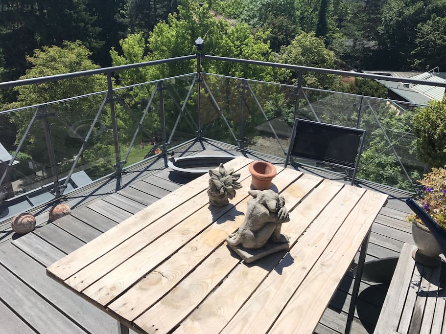 Dachterrasse mit Esstisch. Liegen sind ebenfalls vorhanden.
