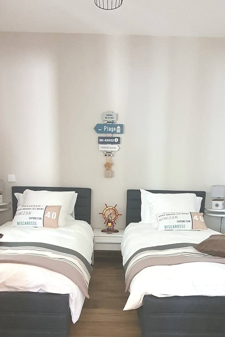 "Cabin du Capitaine" sovrum: 2 x sängar 90 x 200 - högkvalitativa hotelliknande madrasser med inte mindre än 30 cm tjocka.
En 7 cm kombination av minnesskum och fickmadrasser.
Sängkläder och kuddar av hög kvalitet. 