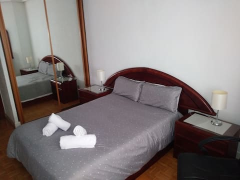 Habitación amplia en piso tranquilo