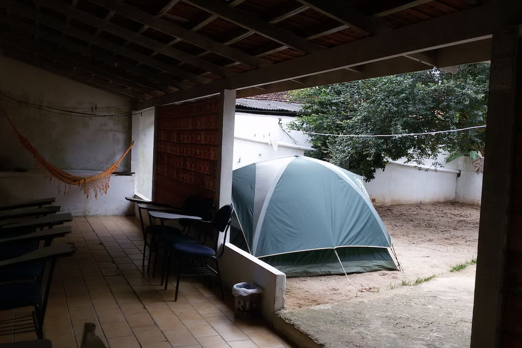 Área pra camping, comportamos de três a quarto quartos, local com churrasqueira.