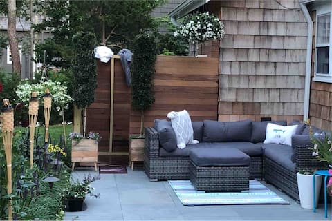 Amagansett cottage in town and walk to the beach