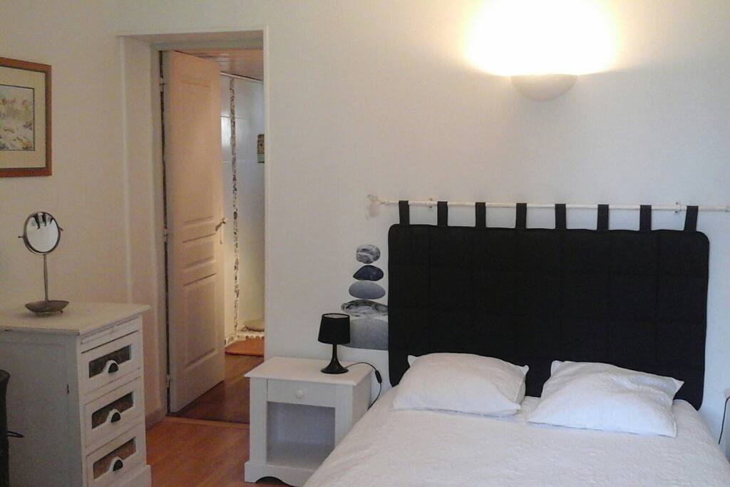 La chambre : lit double et lit simple non visible situé sur la droite de la photo