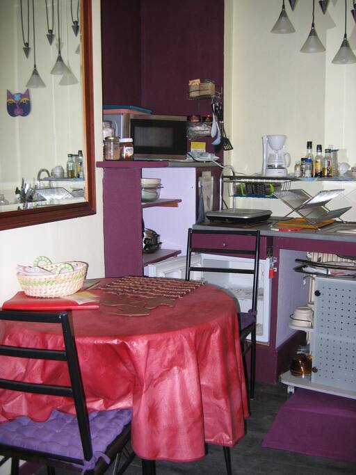petite cuisine avec équipement de cuisine d'appoint