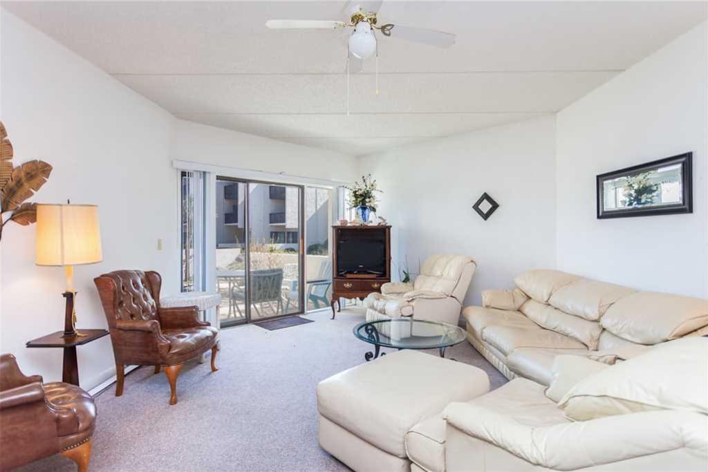 Great Space - The living room seats are comfortable, the view is spectacular, and the Florida experience is just around the corne