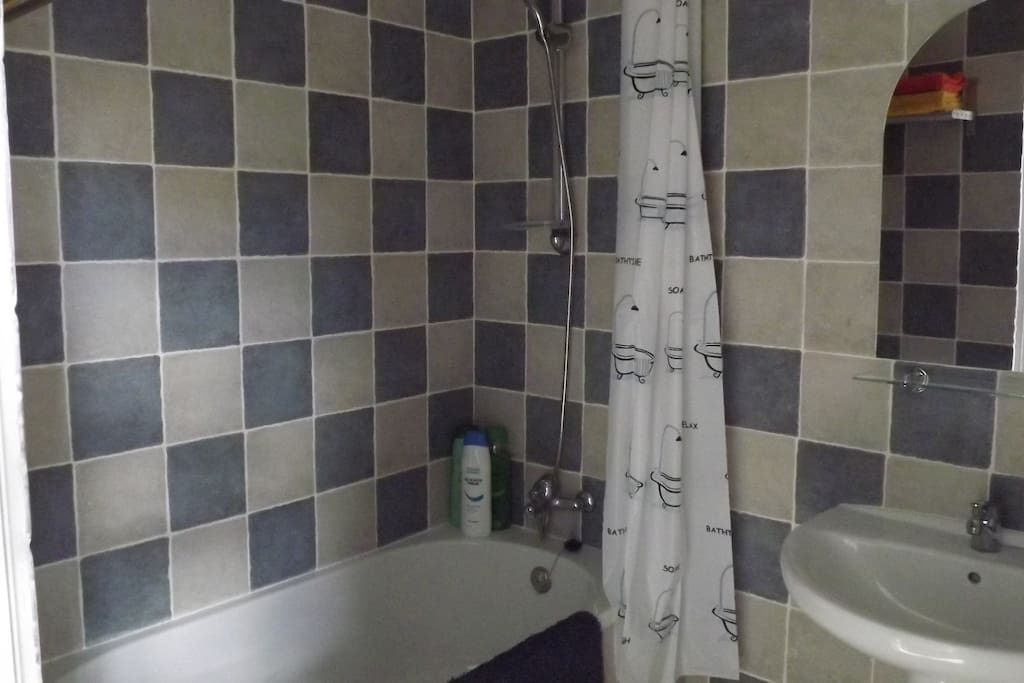 Fully equipped private bathroom with over bath shower. Shower gel, shampoo & conditioner. Shaver socket over sink.
Baño privado totalmente equipado con sobre ducha del baño. Gel de baño, champú & acondicionador. Enchufe de la máquina de afeitar sobre fregadero