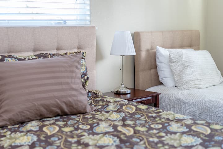 Soba s bračnim krevetom i s 2 odvojena kreveta na gornjoj etaži