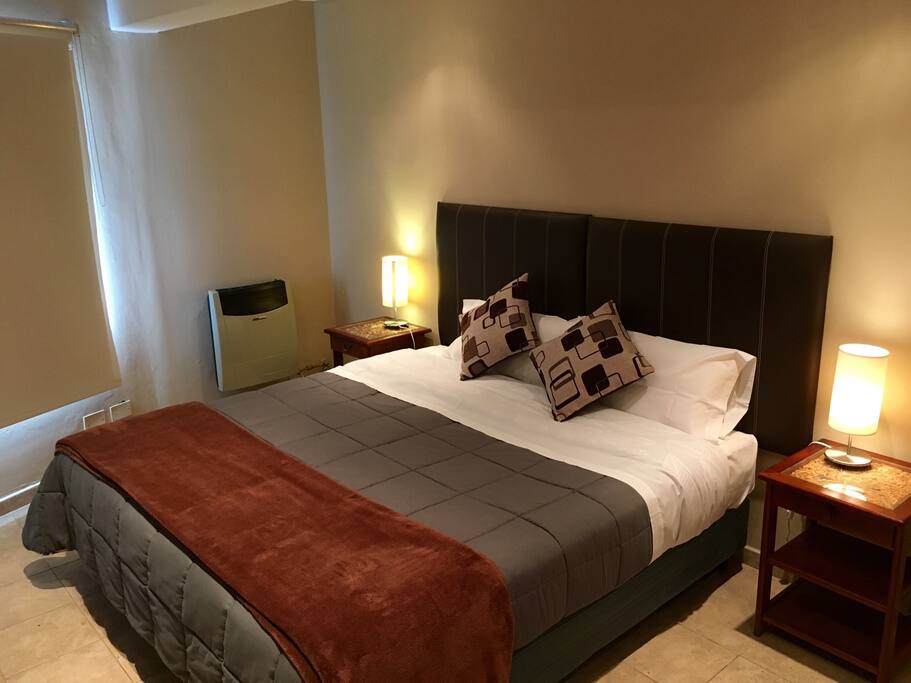 Habitación con cama King size, plumón, caja de seguridad,