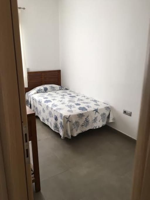 Dormitorio luminoso, con cama 90x190, armario amplio