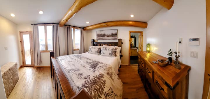 นี่คือห้องนอนควีนไซส์พร้อมชุดห้องนอนในโรงนาที่สวยงาม นอกจากนี้ยังมีตู้เสื้อผ้าขนาดเล็กในห้องนี้ มีห้องน้ำส่วนตัวติดกับห้องนอนนี้พร้อมอ่างอาบน้ำทองแดงขนาดใหญ่ 