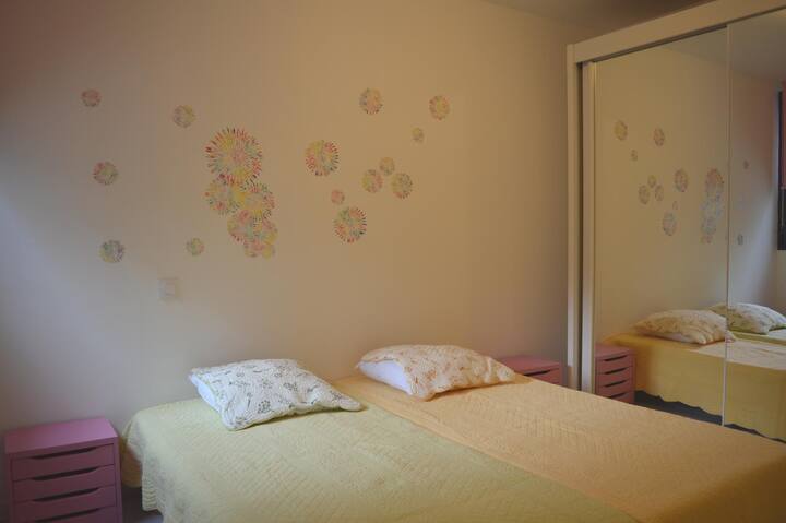 Dhomë me pamje nga tarraca