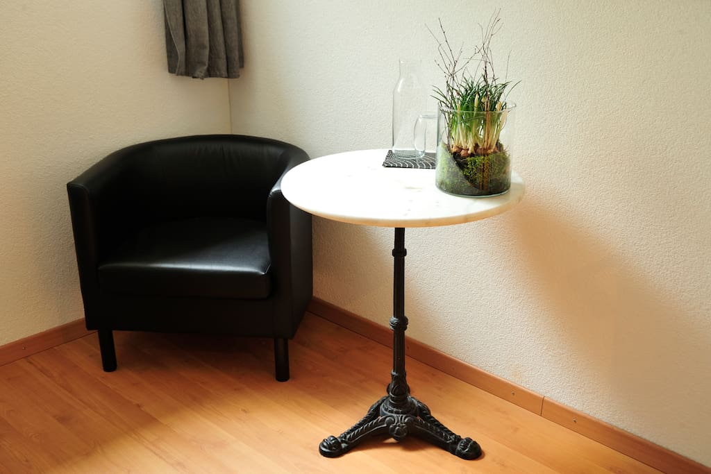 gemütliche Sitzecke im Zimmer
