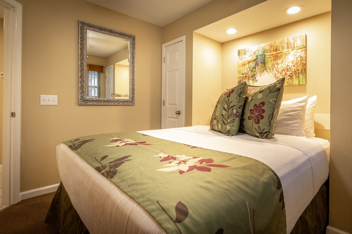 تحتوي غرفة النوم الثالثة أيضًا على سرير بحجم وسط مريح.