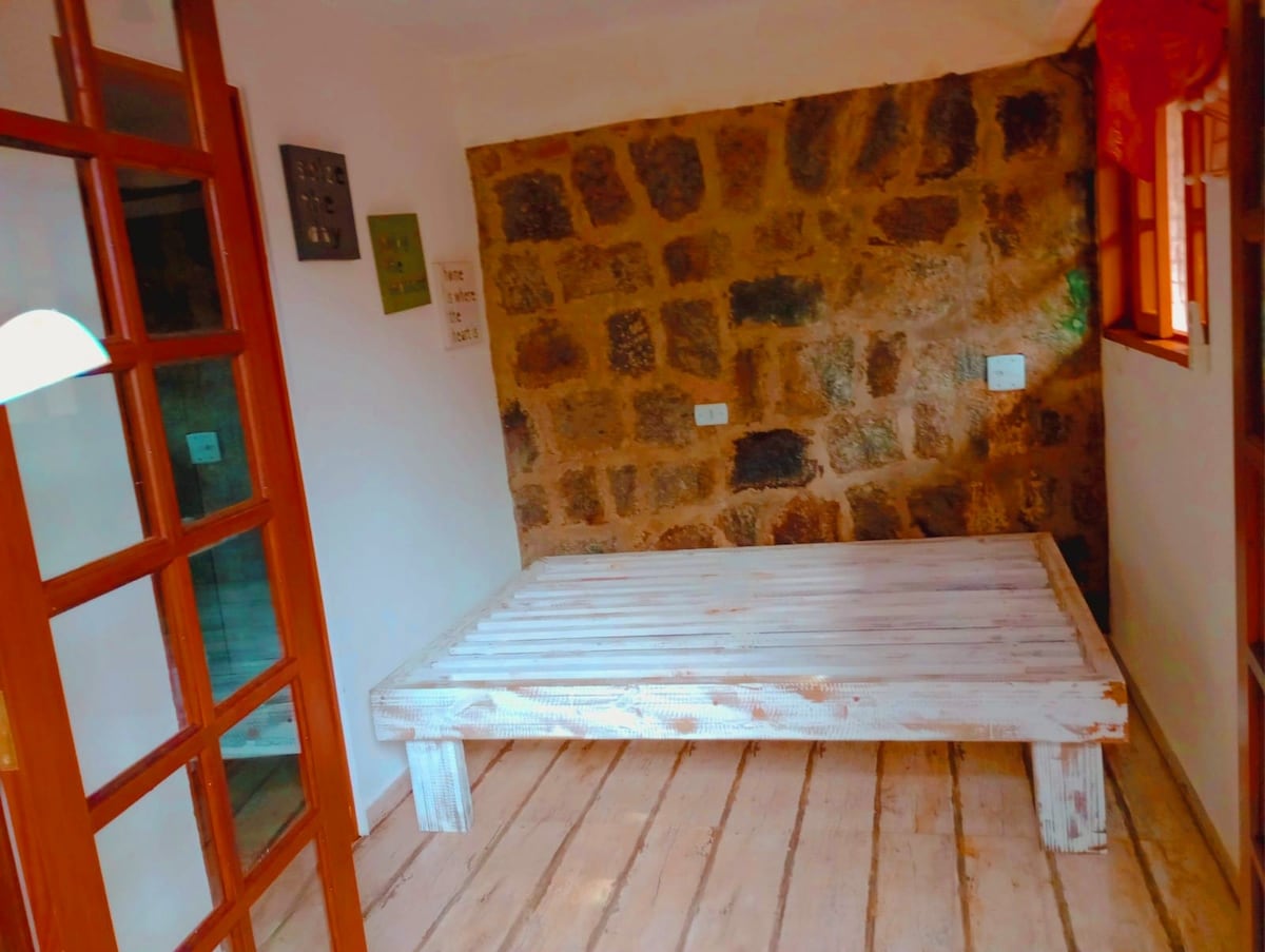 ชั้นล่างของห้องนอนพร้อมเตียงคู่