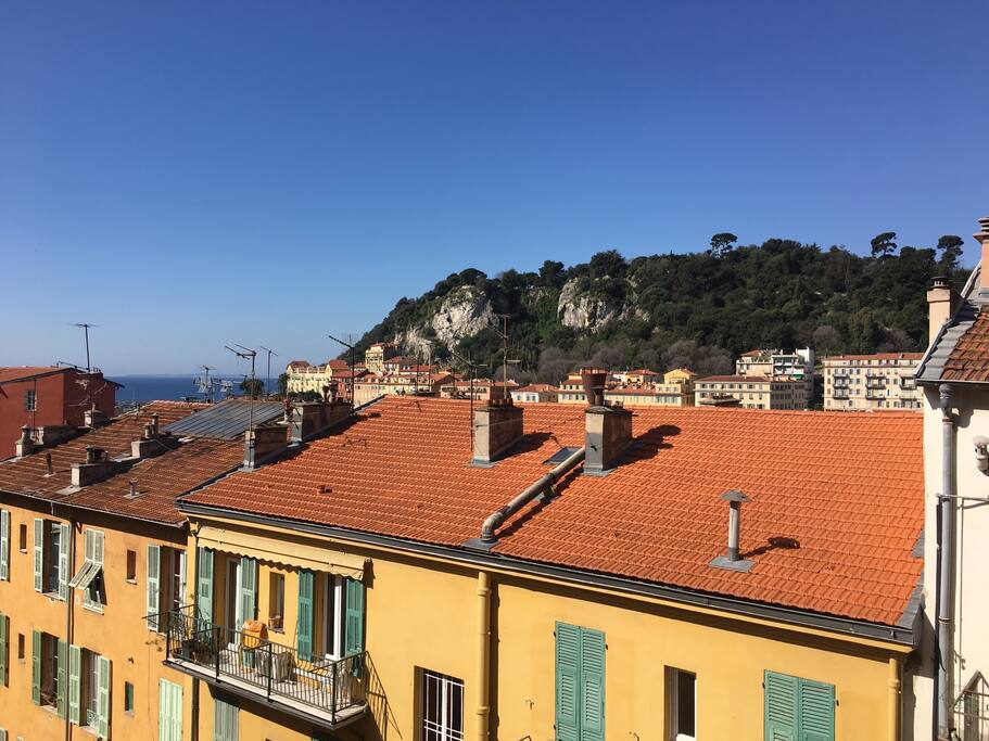 Vue sur la colline du château de Nice. Vue côté salon.