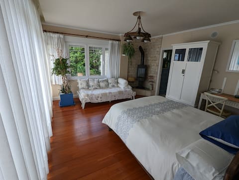 Anuncio de Airbnb popular: Relax less than 100m from the beach en Piélagos