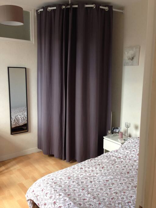 La chambre: 1 lit double, 1 bureau + chaise, un miroir, une armoire