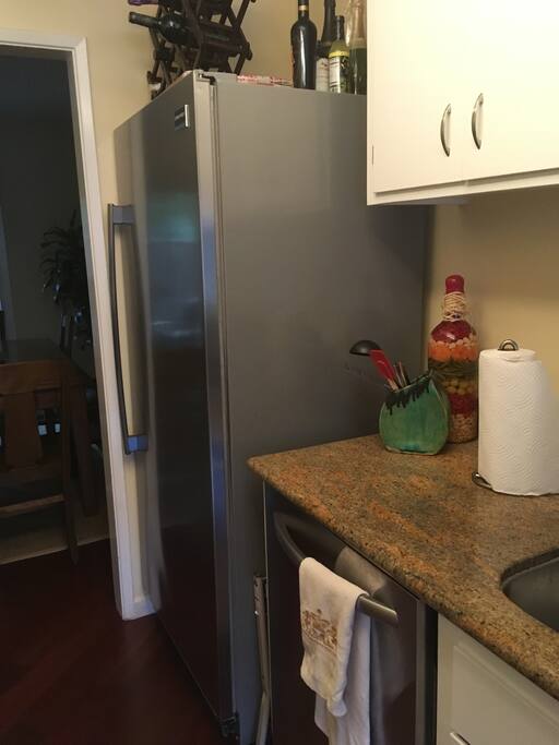 Kitchen. Refrigerator and Dishwasher.