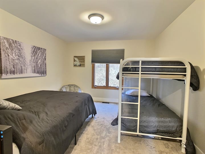 2nd bedroom on first floor, 1 queen bed and 1 twin bunk beds.