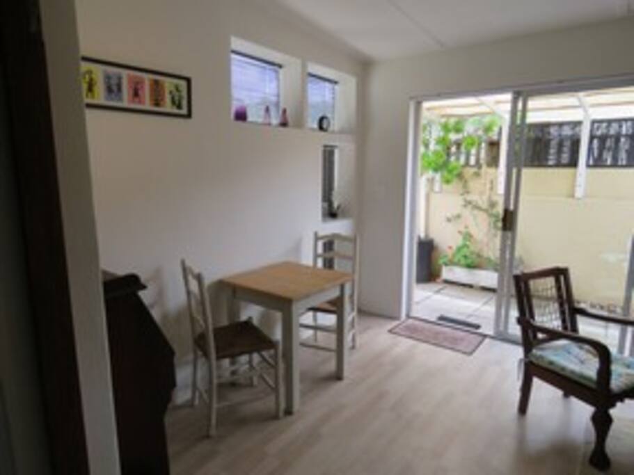 listen to the radio or CD in the cosy eating area
