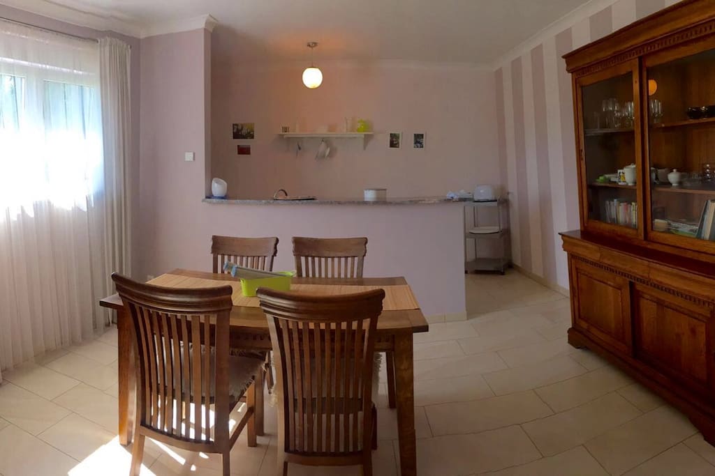 Essbereich mit integrierter Küche / dining area with open kitchen