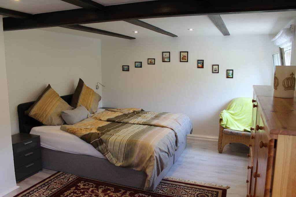 Schlafzimmer 1