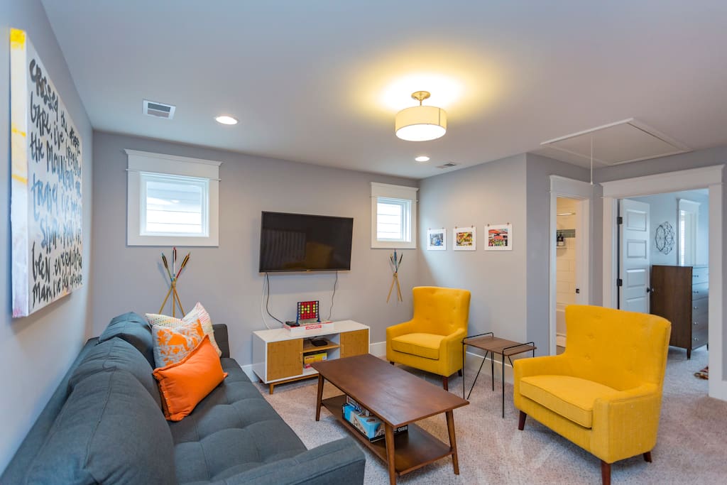 Upstairs common area with 65" 4K TV, full cable and foldout couch!