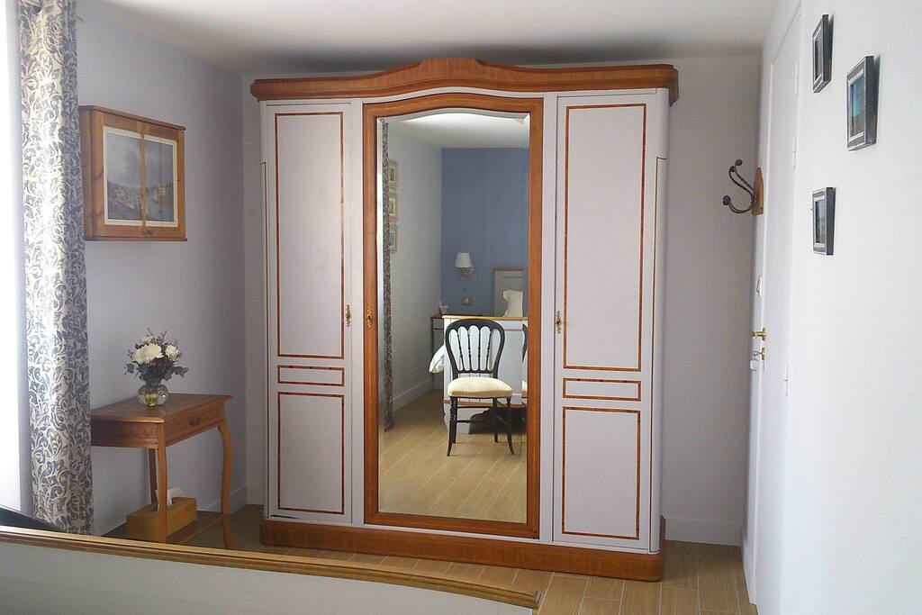 Armoire à disposition, télévision