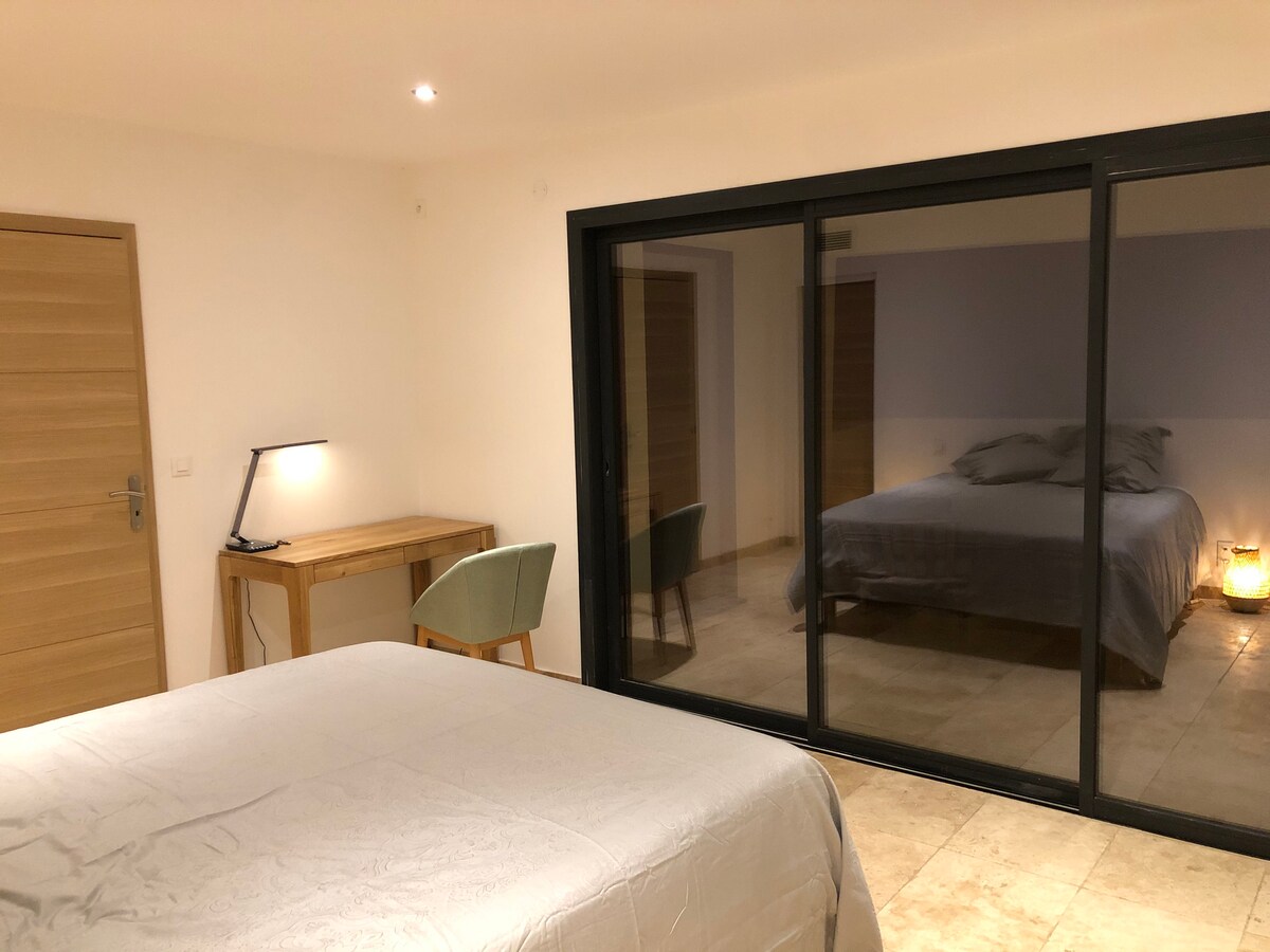 غرفة النوم الرئيسية ؛ الحمام وغرفة الملابس والشرفة 
غرفة نوم رئيسية بسرير بحجم كبير
غرفة تكييف الهواء 
رقم1 