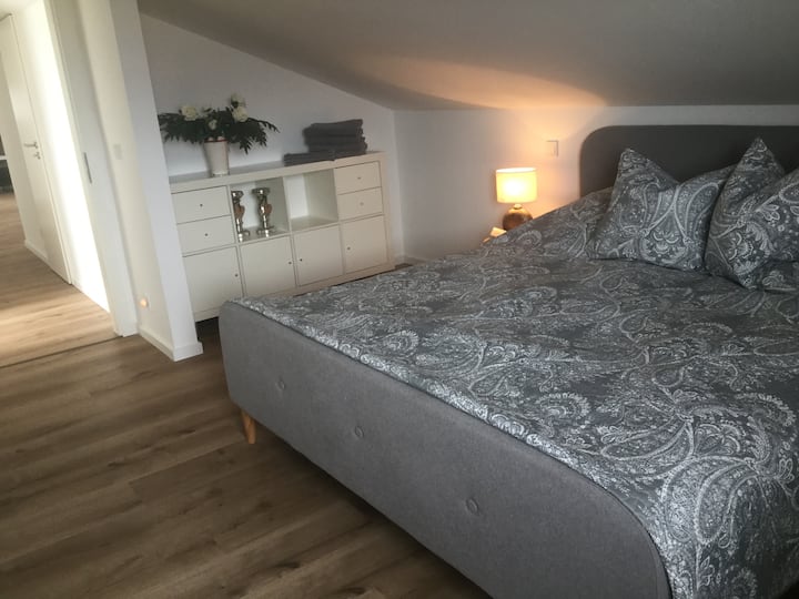 Krevat dopio i madh 180x200 me dyshekë të rinj të sipërm