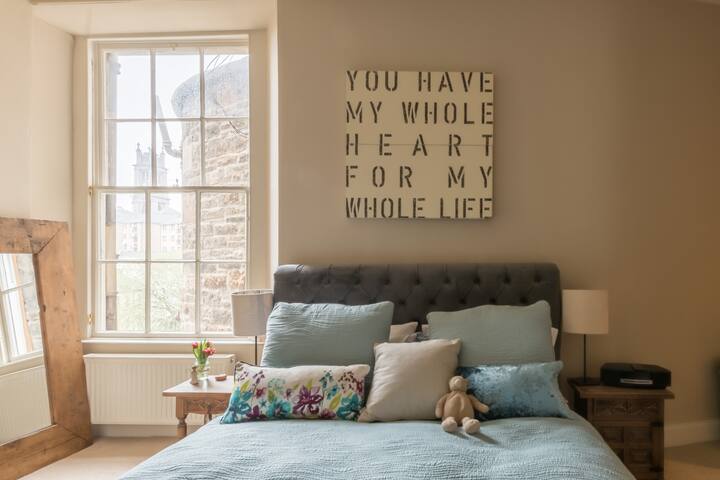 Beautiful flat in vibrant Stockbridge (sleeps 6) gallery image 5