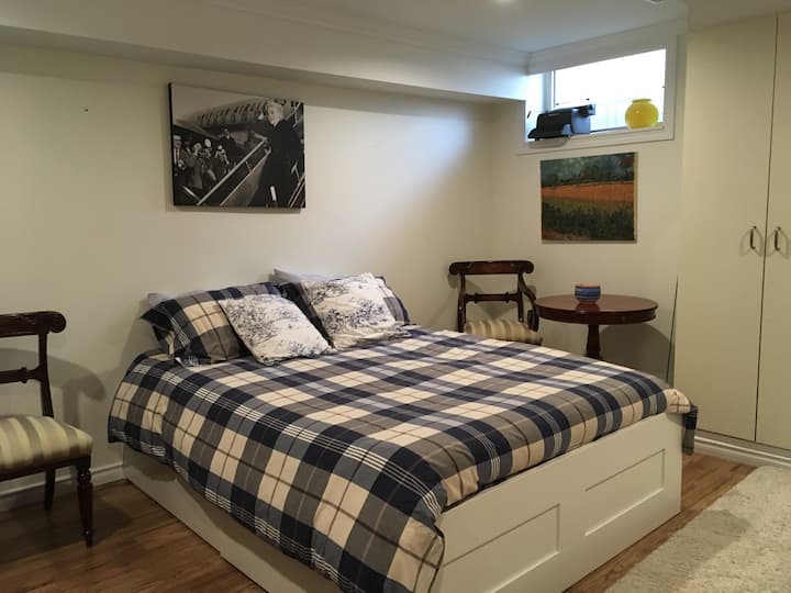 เตียงขนาดควีนไซส์ในห้องใต้ดิน