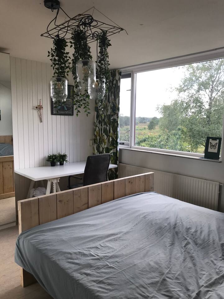 Chambre des parents avec vue magnifique sur la bruyère