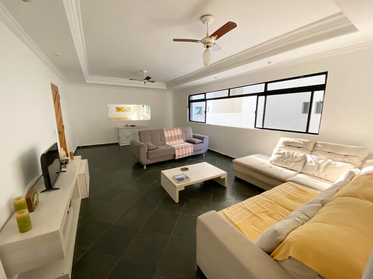 Sebule kubwa sana yenye makochi mawili, na kijivu ni kitanda cha sofa.