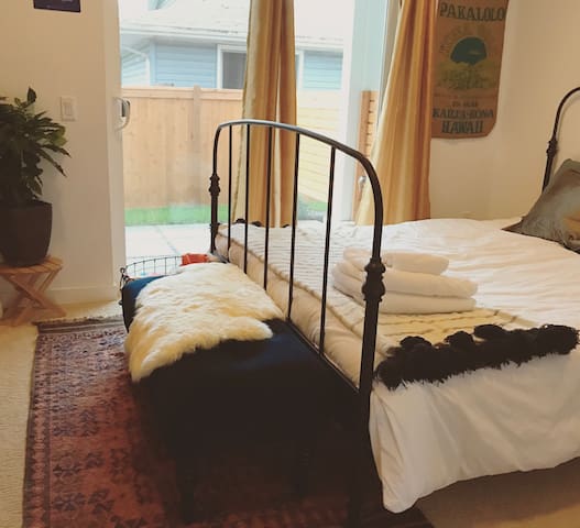Sunny 1BR/1BA in modern West Seattle home
