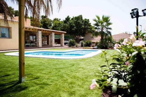 Family Villa in Alicante, salt-water pool and bbq