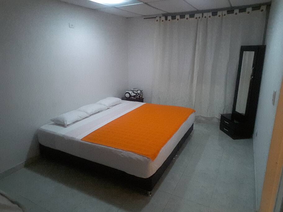 Habitacion Standar (Dotada Con Cama King Size que se convierte en dos camas twin, Servicio de TV y Baño Privado) Servicios: TV por Cable, Minibar, Toallas en Prestamo, Jabon para manos y cuerpo, Agua Caliente y Closeth, LLamadas locales Cortesia e Internet Wifi Ilimitado. Servicios Adicionales Libre utilizacion de la Cocina, comedor, Prestamo de DVD y Peliculas , Dulce de Bienvenida y Cafe Cortesia.