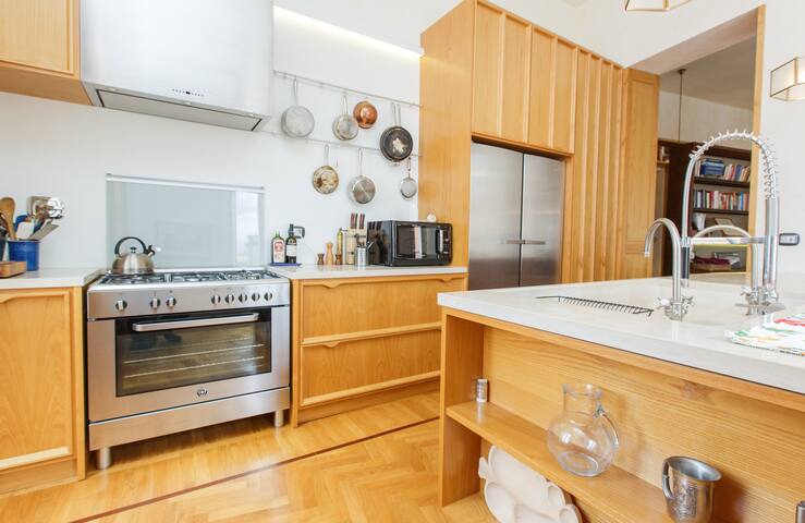 Piazza Navona: Beautiful 4BR 4 Baths, A/C, Wi-Fi gallery image 4