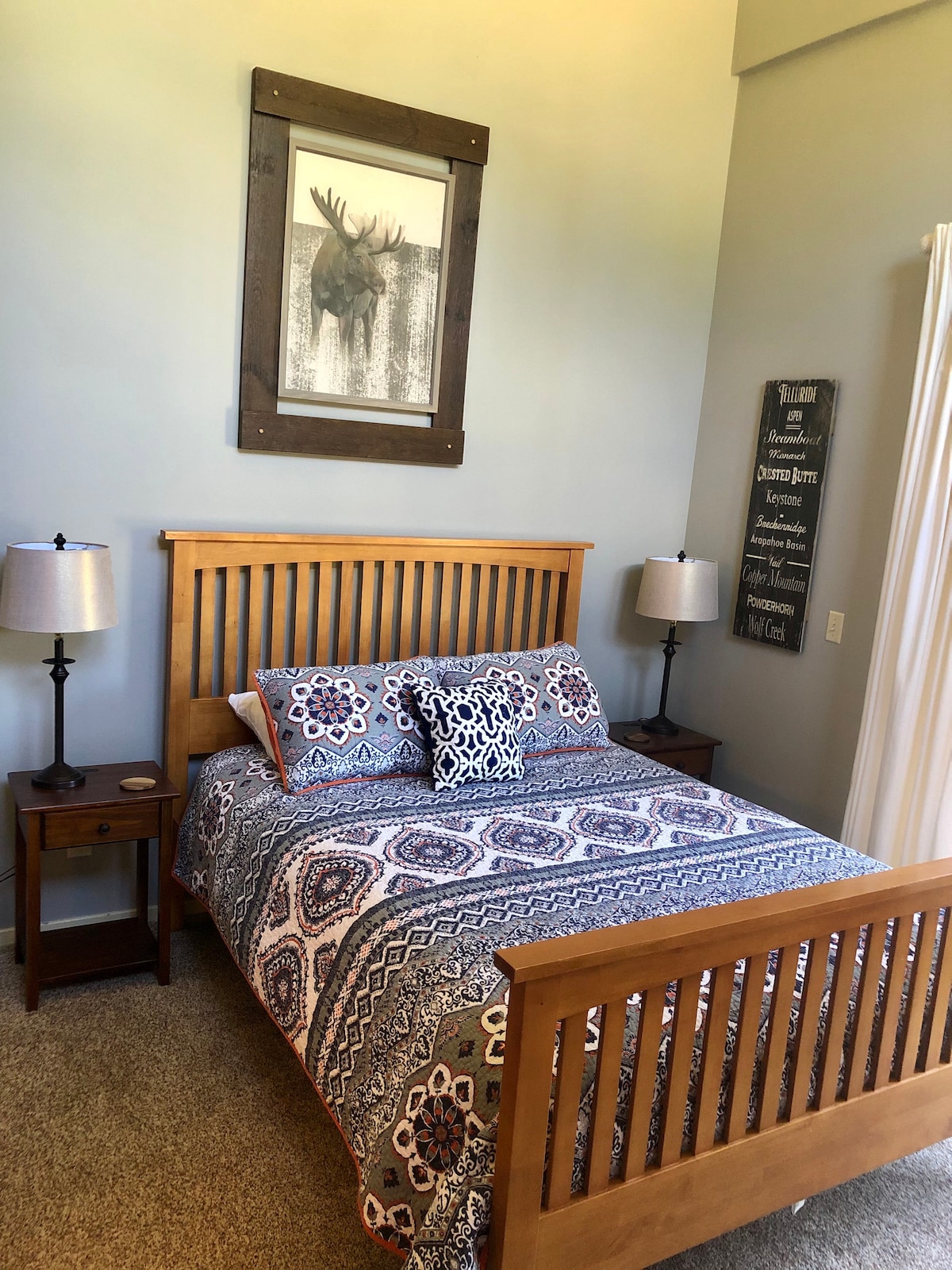 ห้องนอน 4 (ชั้นบน) มีเตียงควีนไซส์เพดานสูงแสงเยอะและระเบียงขนาดใหญ่พร้อมวิวที่น่าตื่นตาตื่นใจ  มีหมอนและผ้าห่มสำรองพัดลมและเครื่องทำความชื้นและถาด (เหมาะสำหรับปรับระดับความสูง) ในตู้เสื้อผ้า