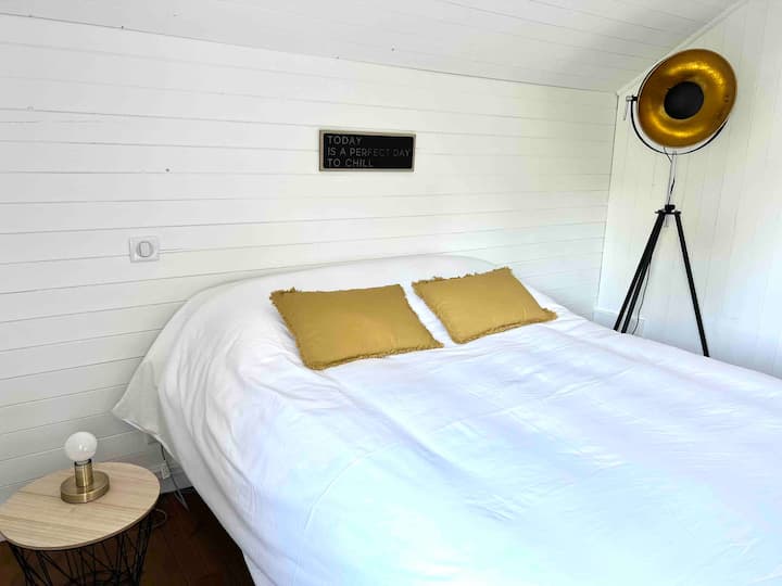 غرفة النوم 3، الطابق الثاني: 
يتم الوصول إلى هذه الغرفة من خلال غرفة النوم 2، والفراش في 140 جديدة تمامًا.