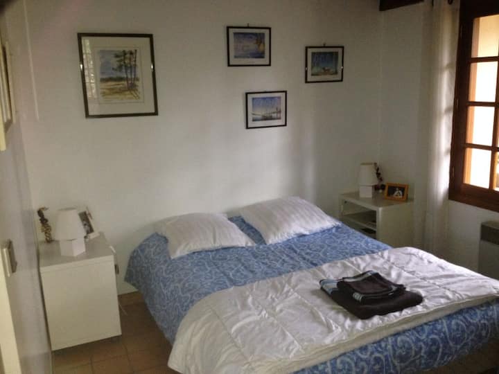 Habitación n°2 con cama de 140 muy clara.