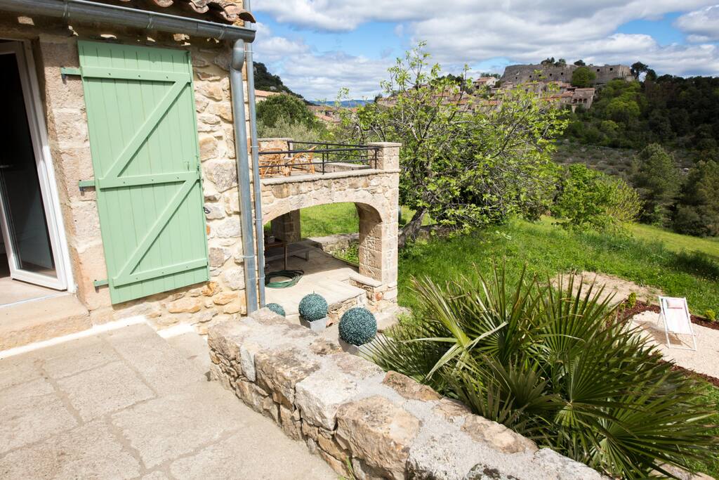 La photo, prise depuis la terrasse principale, montre, au second plan, la deuxième terrasse. Les deux sont équipées d'une table et de quatre chaises.