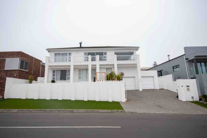 Cape Town Blouberg Spacious Panoramic Views gallery image 2
