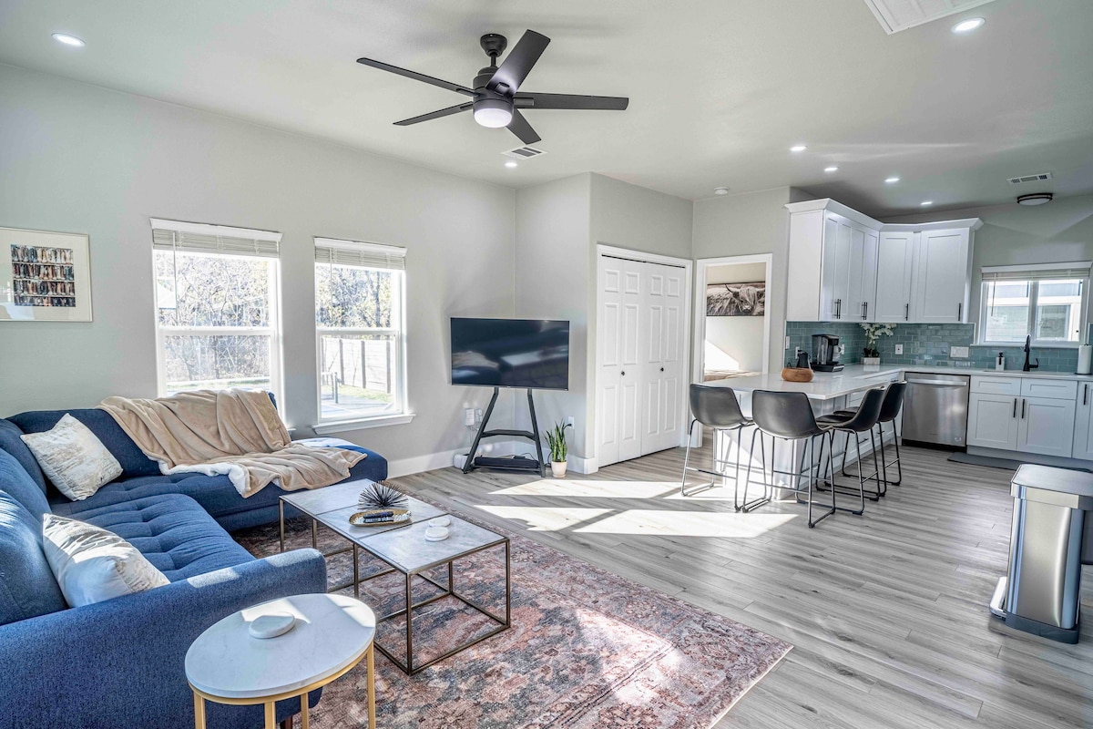 - Concepto abierto 
- Sala de estar con TV Roku de 55pulgadas.
- Isla de cocina 