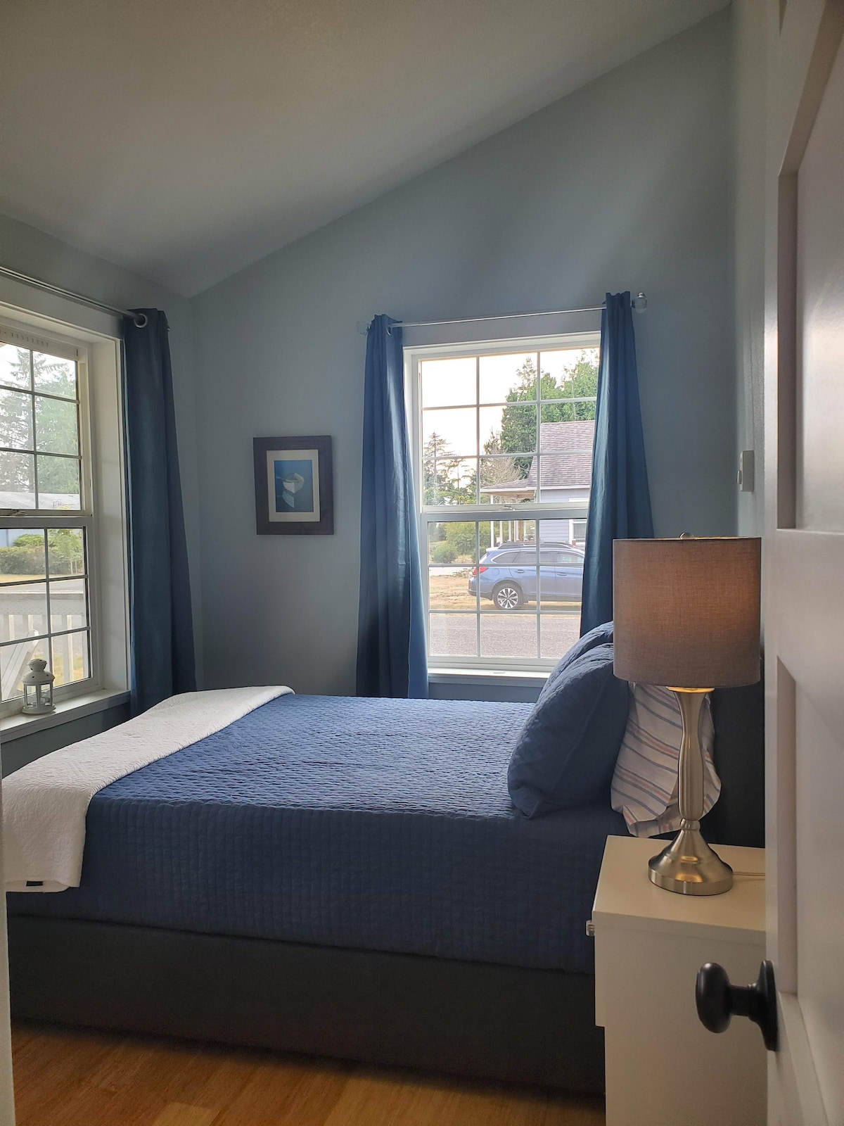 غرفة نوم الضيوف ؛ سرير متحرك كامل الحجم وتوأم الحجم